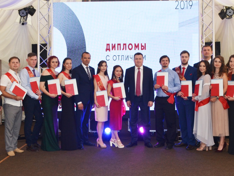 Фото 1. Дипломы выпускникам и круглый стол «Обеспечение экономики высококвалифицированными специалистами»