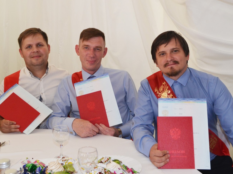 Фото 2. Дипломы выпускникам и круглый стол «Обеспечение экономики высококвалифицированными специалистами»