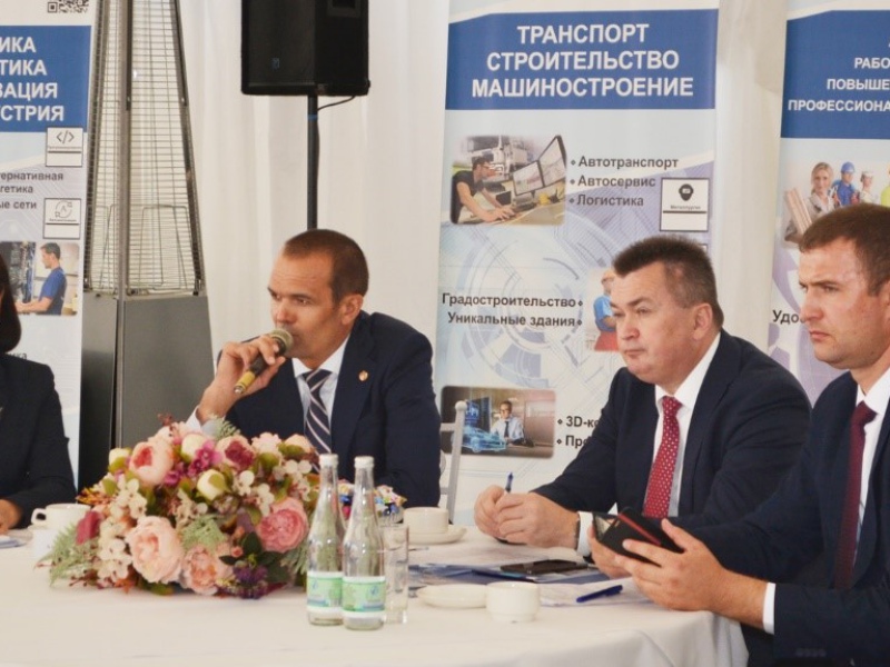 Фото 3. Дипломы выпускникам и круглый стол «Обеспечение экономики высококвалифицированными специалистами»