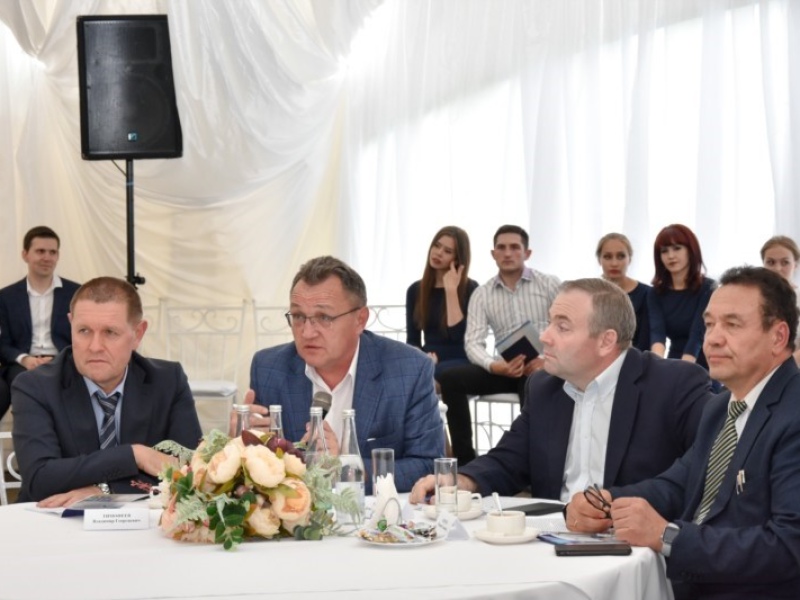 Фото 4. Дипломы выпускникам и круглый стол «Обеспечение экономики высококвалифицированными специалистами»