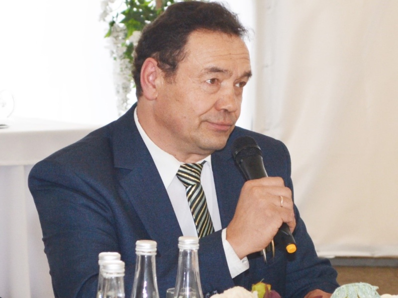 Фото 5. Дипломы выпускникам и круглый стол «Обеспечение экономики высококвалифицированными специалистами»