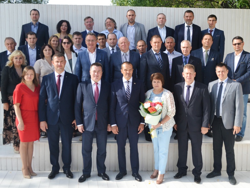 Фото 6. Дипломы выпускникам и круглый стол «Обеспечение экономики высококвалифицированными специалистами»