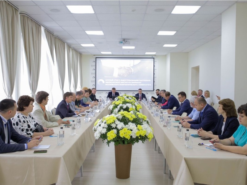 Фото 1. Круглый стол «Обеспечение экономики высококвалифицированными специалистами», вручение дипломов выпускникам Политеха