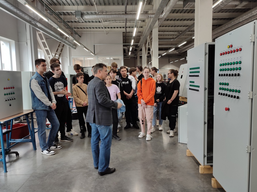 Фото 1. Руководитель департамента систем диспетчеризации Владимир Смирнов проводит экскурсию