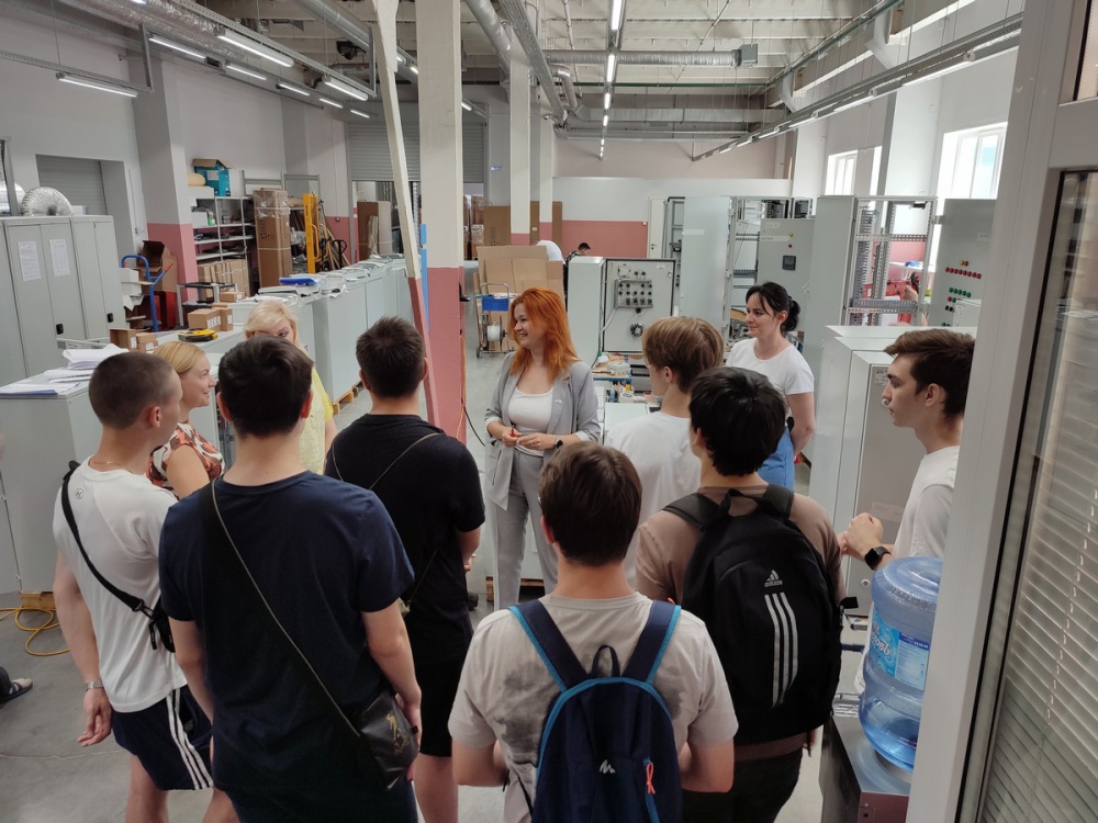 Фото 1. В сборочном цеху НПО «Каскад-ГРУП»