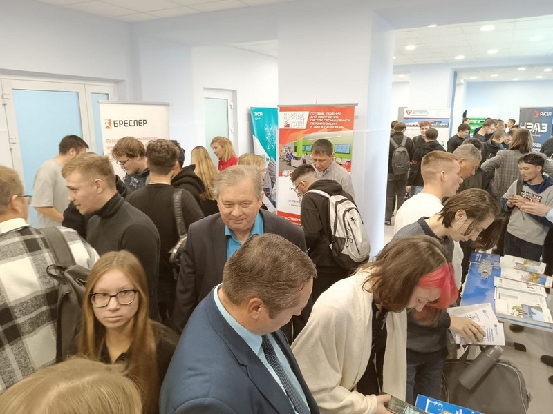 Фото 3. Каскад-ГРУП принял участие в стендовой выставке предприятий Чувашского государственного университета