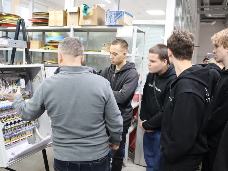 Фото 2. В Каскад-ГРУП провели экскурсию для первокурсников ЧЭМК Фото 2. В Каскад-ГРУП провели экскурсию для первокурсников ЧЭМК