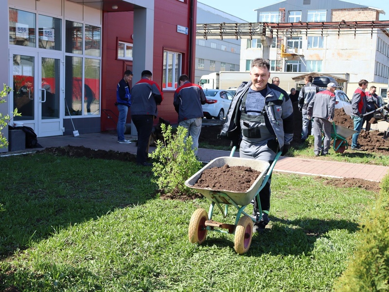 Фото 6. Сотрудники НПО «Каскад-ГРУП» провели традиционный весенний субботник по благоустройству территории предприятия