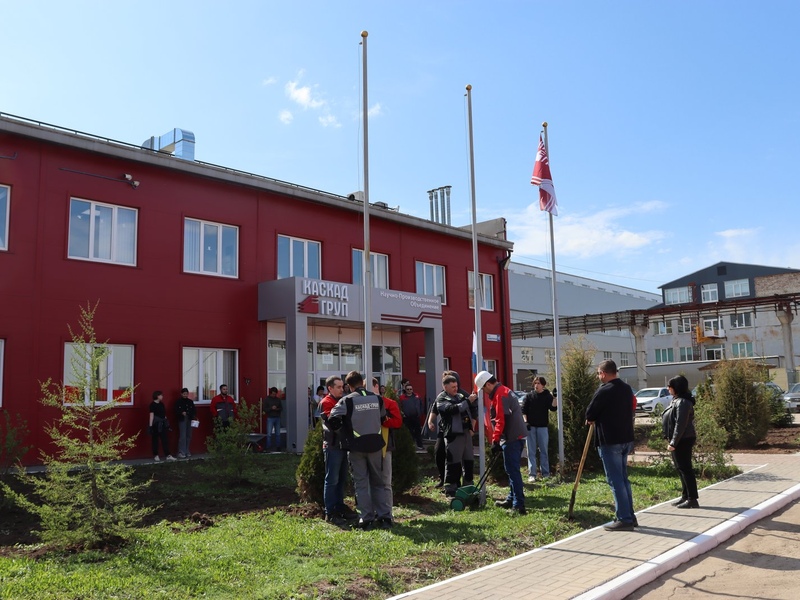 Фото 3. Сотрудники НПО «Каскад-ГРУП» провели традиционный весенний субботник по благоустройству территории предприятия