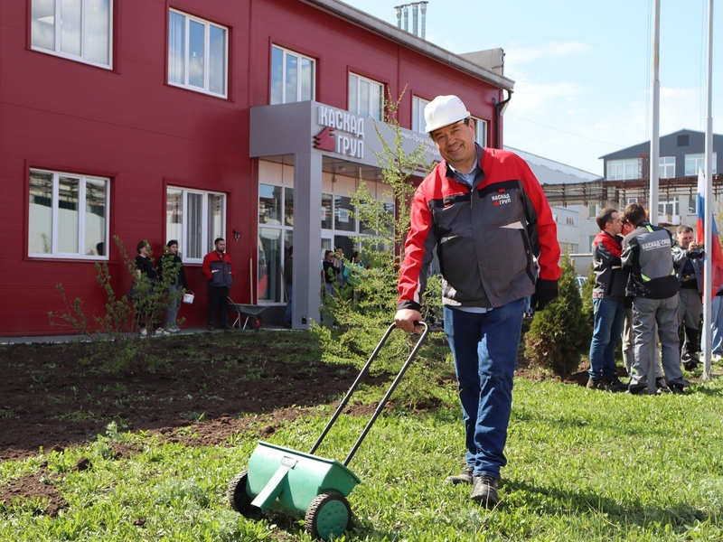 Фото 2. Сотрудники НПО «Каскад-ГРУП» провели традиционный весенний субботник по благоустройству территории предприятия