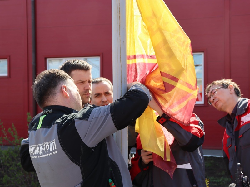 Фото 4. Сотрудники НПО «Каскад-ГРУП» провели традиционный весенний субботник по благоустройству территории предприятия