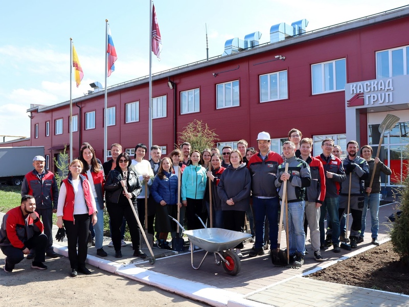 Фото 1. Сотрудники НПО «Каскад-ГРУП» провели традиционный весенний субботник по благоустройству территории предприятия