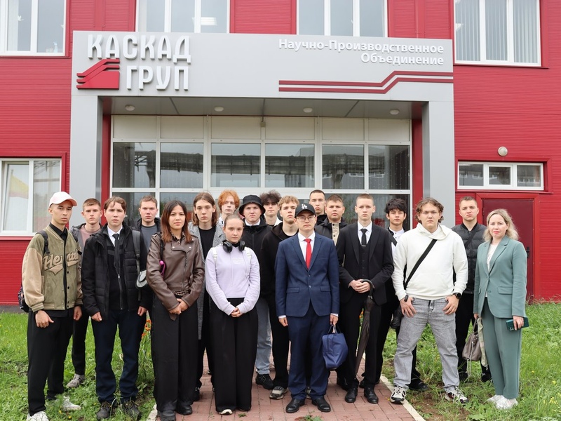 Фото 1. Где рождаются сложные решения для промышленности: студенты увидели работу НПО «Каскад-ГРУП» изнутри