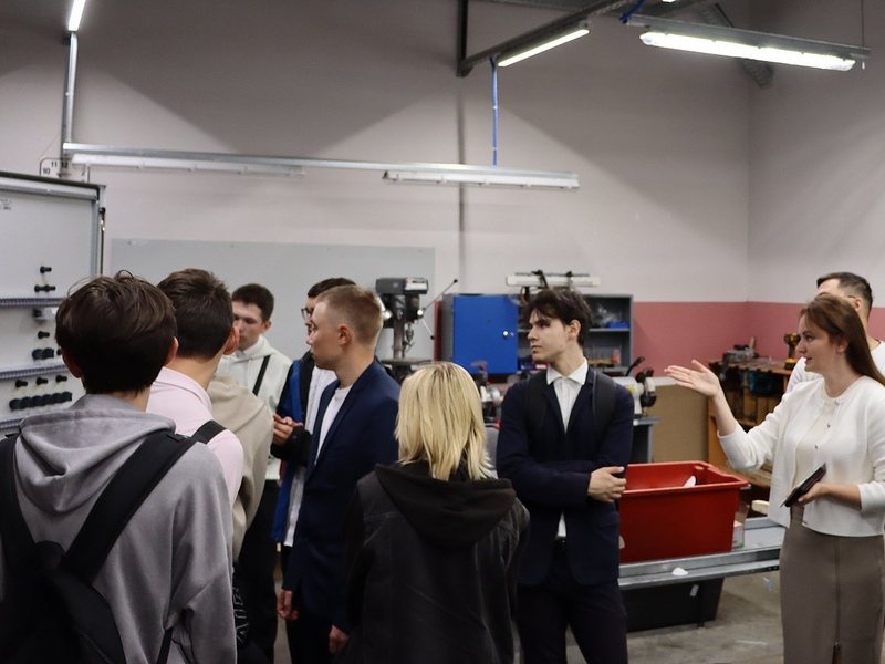 Фото 3. Где рождаются сложные решения для промышленности: студенты увидели работу НПО «Каскад-ГРУП» изнутри